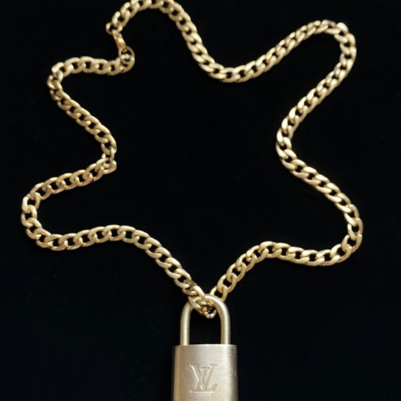 Louis Vuitton Lock & Gold Chain - Picture 4 of 4
